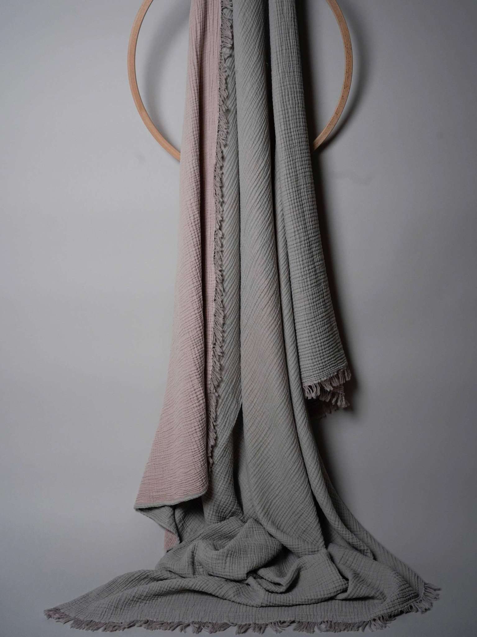 Couchdecke Wohnzimmer Musselin Baumwolle grau rosa