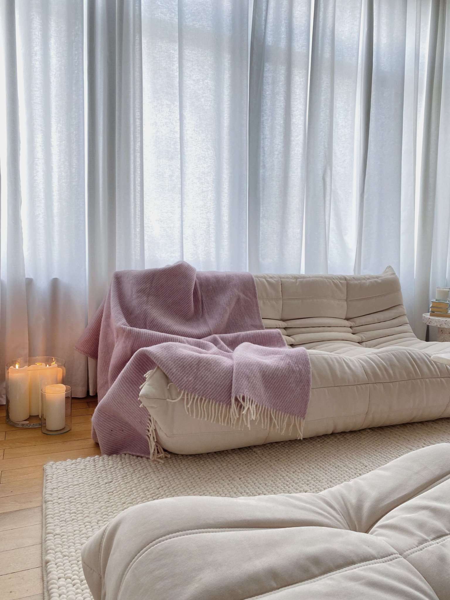 Wolldecke Couchdecke Wohnzimmer gestreift Flieder Couch